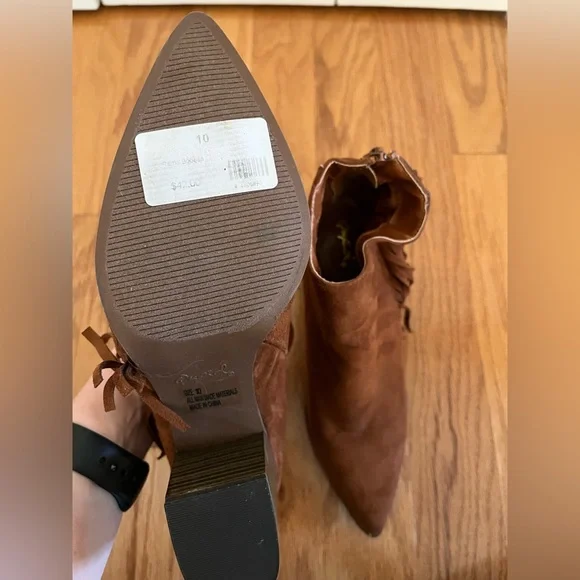 Qupid. Brown Suede Fringe Boots. Size 10. - Picture 7 of 9